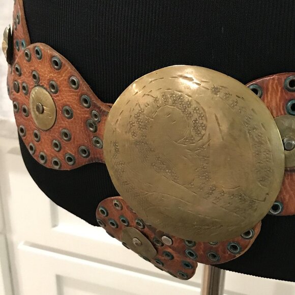 VINTAGE Leather Brass Concho Belt Womens Brown Boho Hippie Grommet Eyelet 70s - Picture 3 of 13